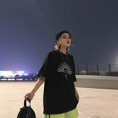 Camiseta negra extragrande con estampado de letras de estilo gótico