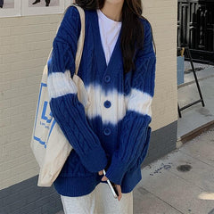 Cárdigan holgado de punto azul grisáceo con estética degradada