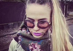 Gafas redondas con marco metálico y corazones de colores degradados