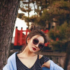 Gafas redondas con marco metálico y corazones de colores degradados