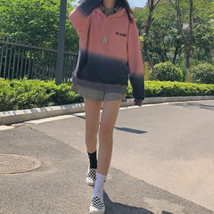 Oversize Hoodie mit Buchstabenstickerei und Farbverlauf in Pastellfarben