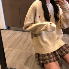 Suéter unisex gris albaricoque con lindos corazones bordados