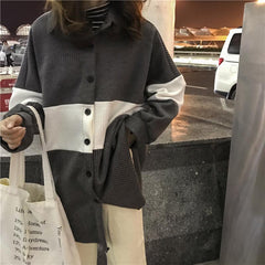 Suéter tipo cárdigan estético de chica de Internet en gris y negro