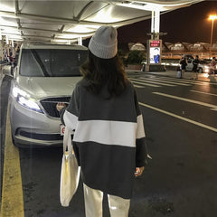 Suéter tipo cárdigan estético de chica de Internet en gris y negro