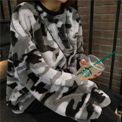 Suéter de felpa cálido con estampado militar gris y verde