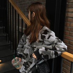 Suéter de felpa cálido con estampado militar gris y verde