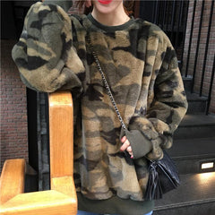 Suéter de felpa cálido con estampado militar gris y verde