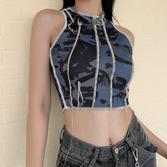 Top corto ajustado con costuras acanaladas y estética grunge gris