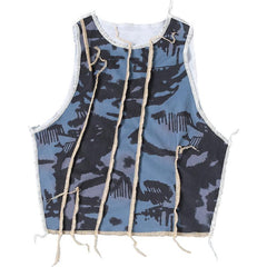 Top corto ajustado con costuras acanaladas y estética grunge gris