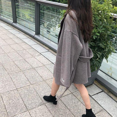 Chaqueta de abrigo de lana gris con cinturón