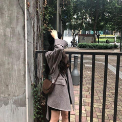 Chaqueta de abrigo de lana gris con cinturón