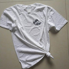 Camiseta blanca y negra con estampado de la Gran Ola de Hokusai