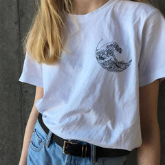 Camiseta blanca y negra con estampado de la Gran Ola de Hokusai