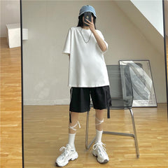 Camiseta oversize de estética grunge con cadena