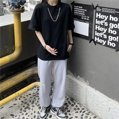 Camiseta oversize de estética grunge con cadena