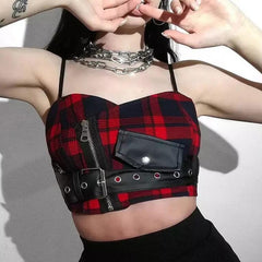 Top corto de tirantes a cuadros rojos y negros con estética grunge