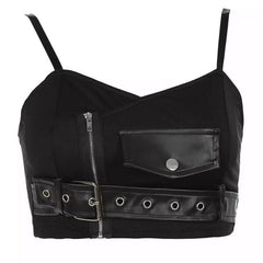 Top corto de tirantes a cuadros rojos y negros con estética grunge