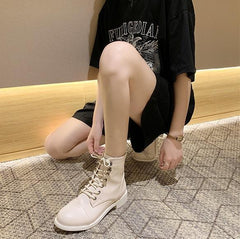 Botas negras cremosas con cremallera y estética grunge