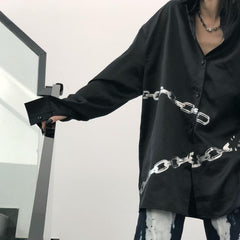 Camisa negra de manga corta con estampado de cadena grunge