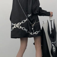 Camisa negra de manga corta con estampado de cadena grunge