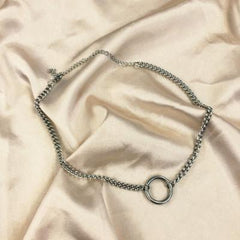 Collar largo con cadena metálica y anillo de doble capa grunge