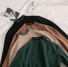 Suéter de punto con abertura lateral y cuello medio alto en contraste de color