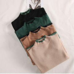 Suéter de punto con abertura lateral y cuello medio alto en contraste de color