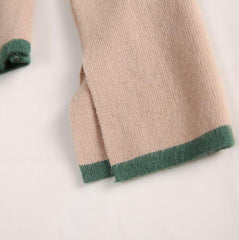 Suéter de punto con abertura lateral y cuello medio alto en contraste de color