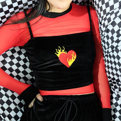 Top corto negro de terciopelo con corazón en llamas