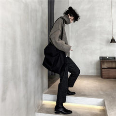 Suéter de lana gris y marrón de gran tamaño con cuello alto y canalé