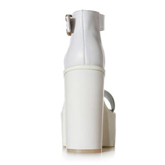 Sandalias blancas de plataforma alta hasta el tobillo