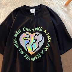 Camiseta holgada con estampado de letras y corazones holográficos