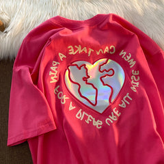 Camiseta holgada con estampado de letras y corazones holográficos