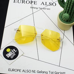 Enormes gafas de sol de plástico de colores