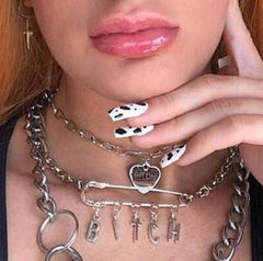 Collar con cadenas grunge de los años 90 y letras plateadas con alfileres enormes