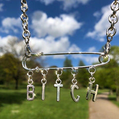 Collar con cadenas grunge de los años 90 y letras plateadas con alfileres enormes