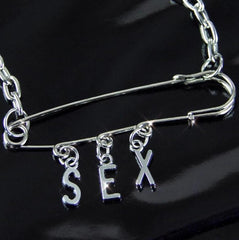 Collar con cadenas grunge de los años 90 y letras plateadas con alfileres enormes