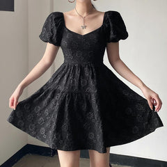 Vestido negro con mangas abullonadas y estampado floral de jacquard