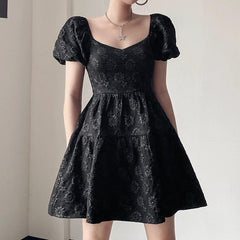 Vestido negro con mangas abullonadas y estampado floral de jacquard