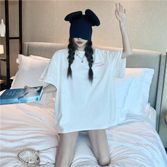 Camiseta blanca extragrande con estampado de chica anime kawaii en la espalda