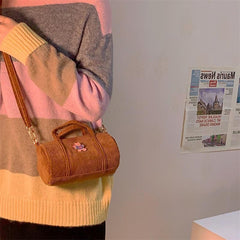 Mini bolso cilíndrico de pana kawaii con broche acrílico