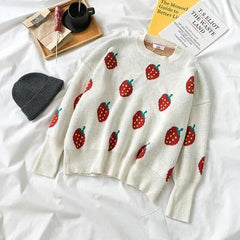 Suéter de cuello redondo con estampado de fresas de punto