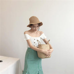 Top elegante con botones delanteros y hombros ondulados de punto