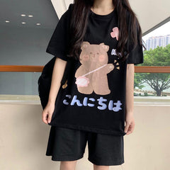 Camiseta holgada blanca y negra con estampado de oso Konnichiwa