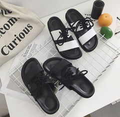 Flache Sommersandalen aus schwarzem PU-Gummi