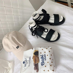 Flache schwarze ästhetische Sommersandalen zum Schnüren