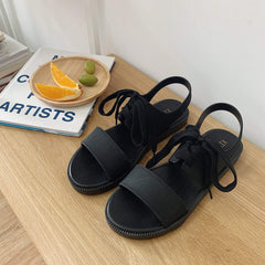 Flache schwarze ästhetische Sommersandalen zum Schnüren