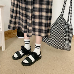 Flache schwarze ästhetische Sommersandalen zum Schnüren