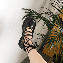 Flache Sandalen aus schwarzem Leder mit geschlossener Spitze und Schnürung