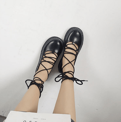 Flache Sandalen aus schwarzem Leder mit geschlossener Spitze und Schnürung